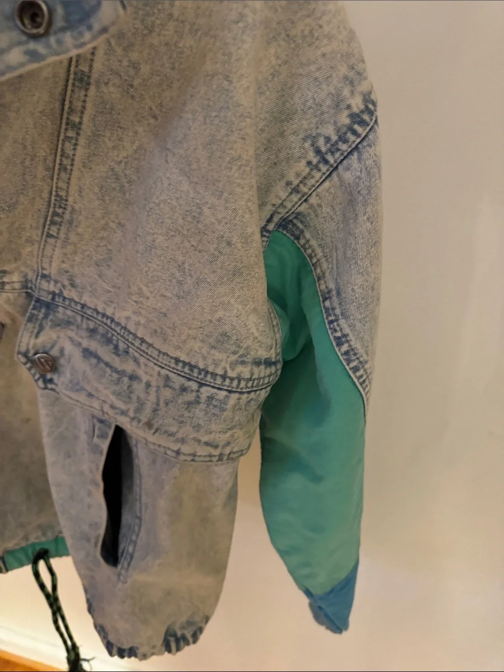 Acid Washed Denim 80s Levi's blue jacket with drawstring, zipper and buttons